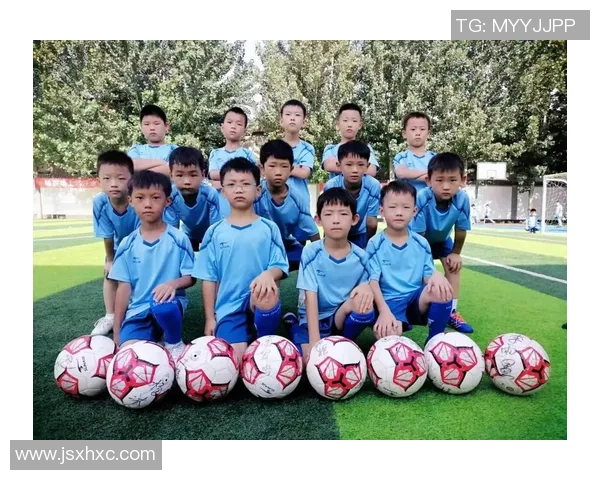 叶子在绿茵场上追逐梦想足球带来的欢笑与感动